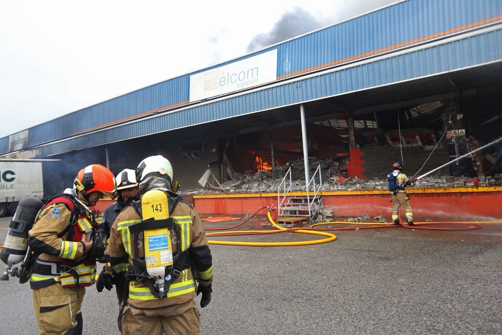 Así ha sido el pavoroso incendio en Silvota que ha calcinado dos empresas