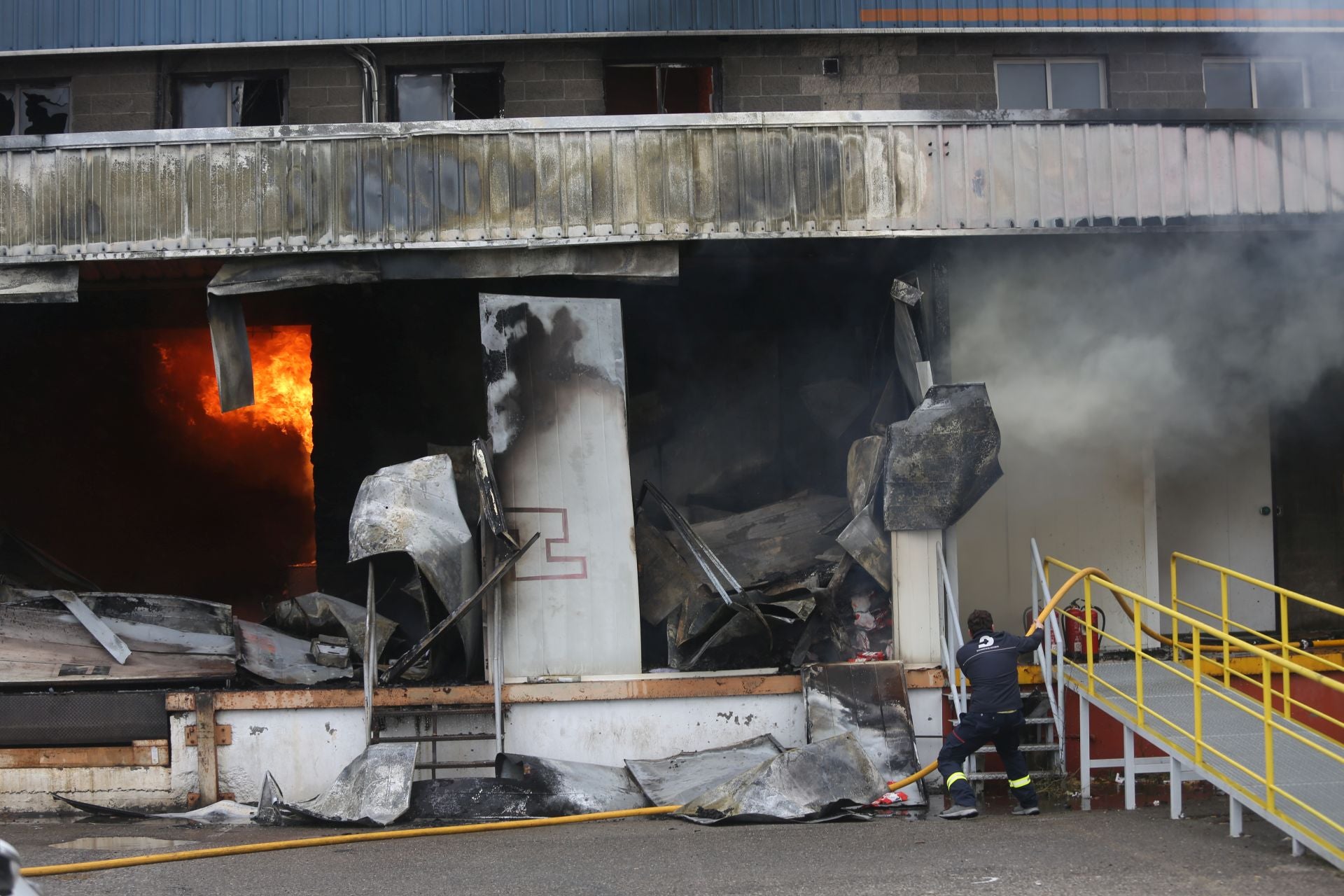 Así ha sido el pavoroso incendio en Silvota que ha calcinado dos empresas