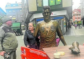 Iglesias Luelmo junto a la estatua de David Villa en La Felguera.