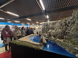 Mari Paz Álvarez, gerente de Los Fresnos, y Plácida Novoa, presidenta de la Asociación Belenista, junto a otros miembros de la entidad, frente al belén de 'Los pescadores'.