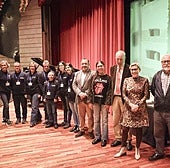 Los guías de Rey Pelayo, Pelayo García, la hija de María José Menéndez, y los voluntarios mayores de 65 galardonados.