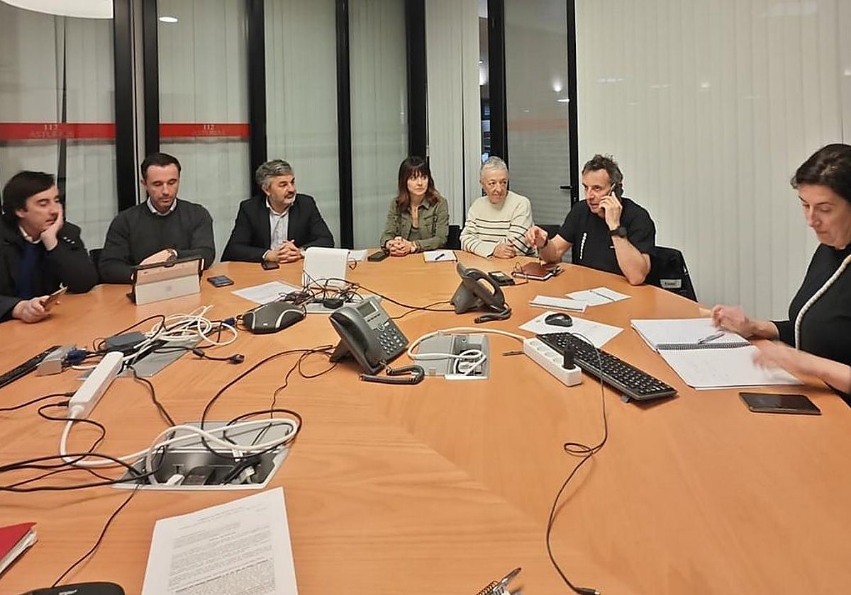 El centro de coordinación operativa activado ayer para atender el incendio de Silvota estaba compuesto, por la izquierda, por el alcalde de Llanera, Gerardo Sánz, el director general y gerente en funciones David Villar, el consejero de Fomento y Prevención de Incendios, Alejandro Calvo, y técnicos del 112 y Protección Civil y un mando de bomberos.