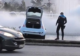 El coche acabó dentro de la fuente ovetense.