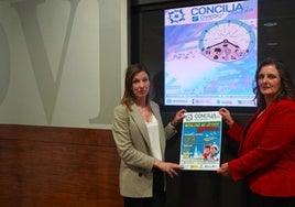 Lourdes García y María Velasco, durante la presentación de las actividades de conciliación familiar que ofrecerá Oviedo en Navidad.