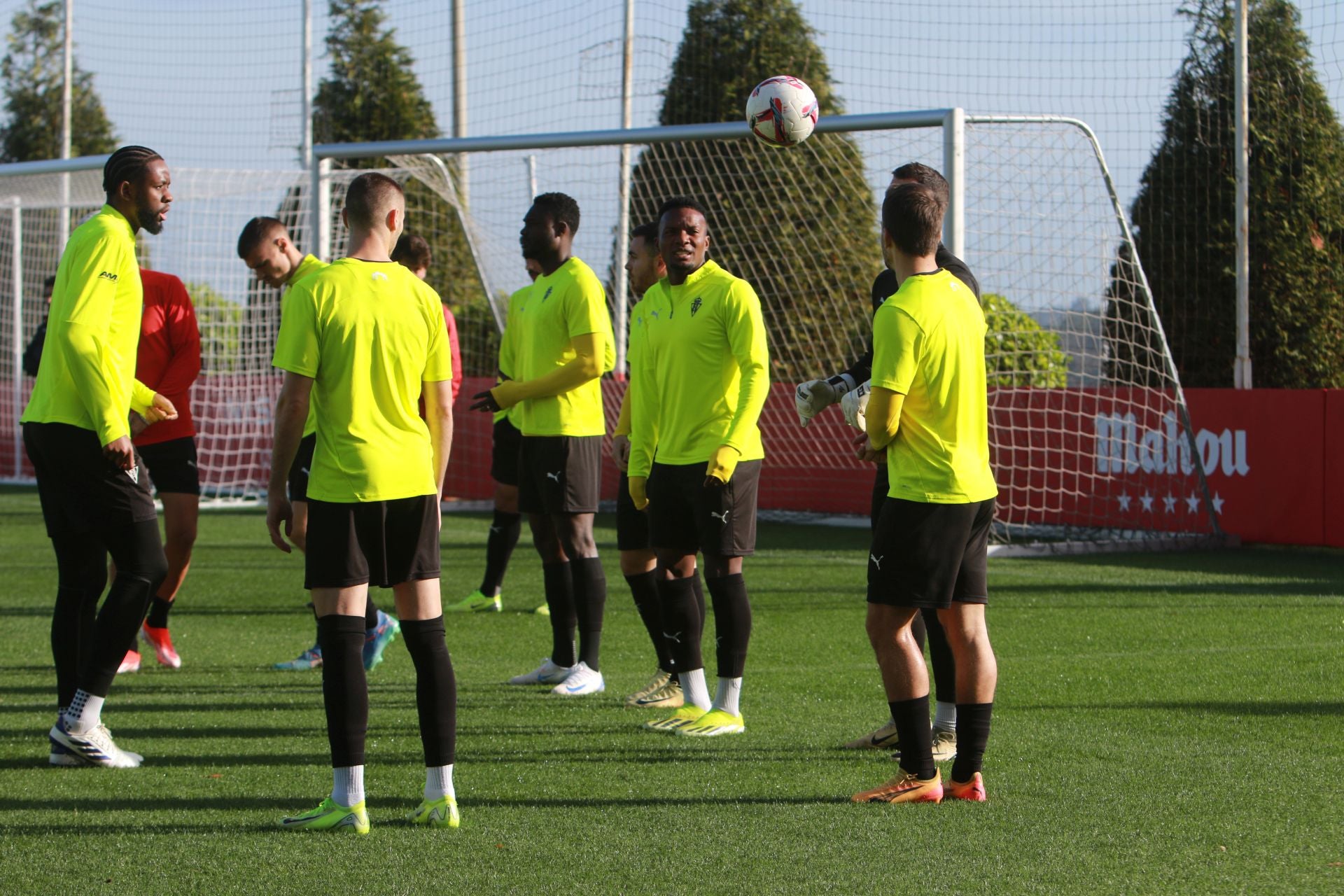 El Sporting se entrena en Mareo con la vista puesta en Riazor