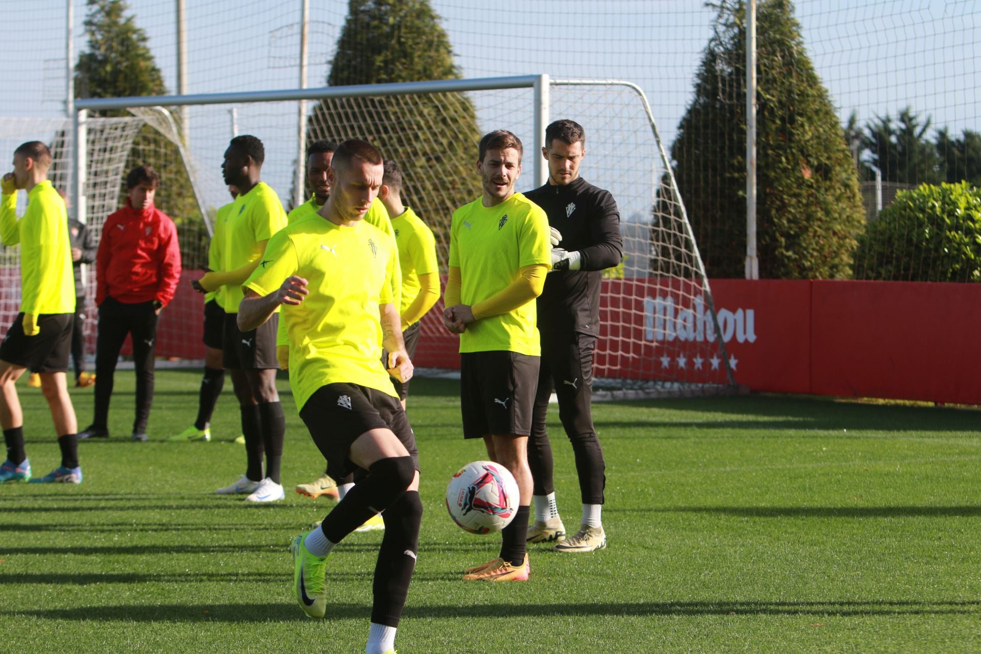 El Sporting se entrena en Mareo con la vista puesta en Riazor