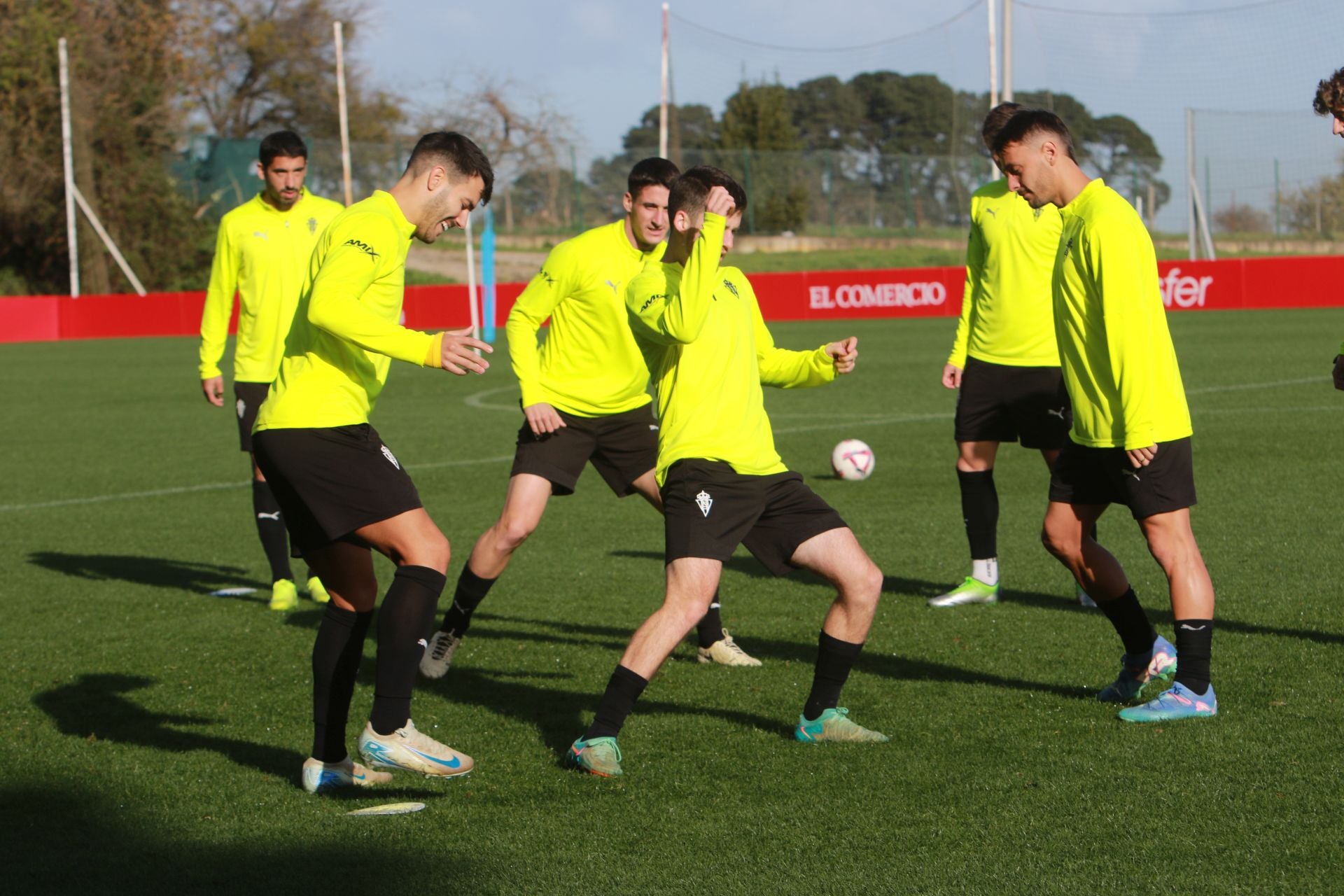 El Sporting se entrena en Mareo con la vista puesta en Riazor