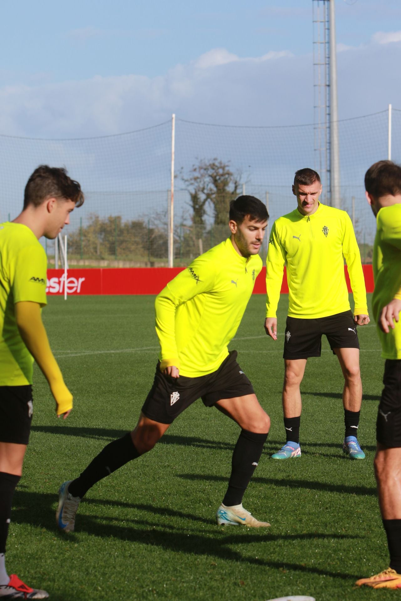 El Sporting se entrena en Mareo con la vista puesta en Riazor