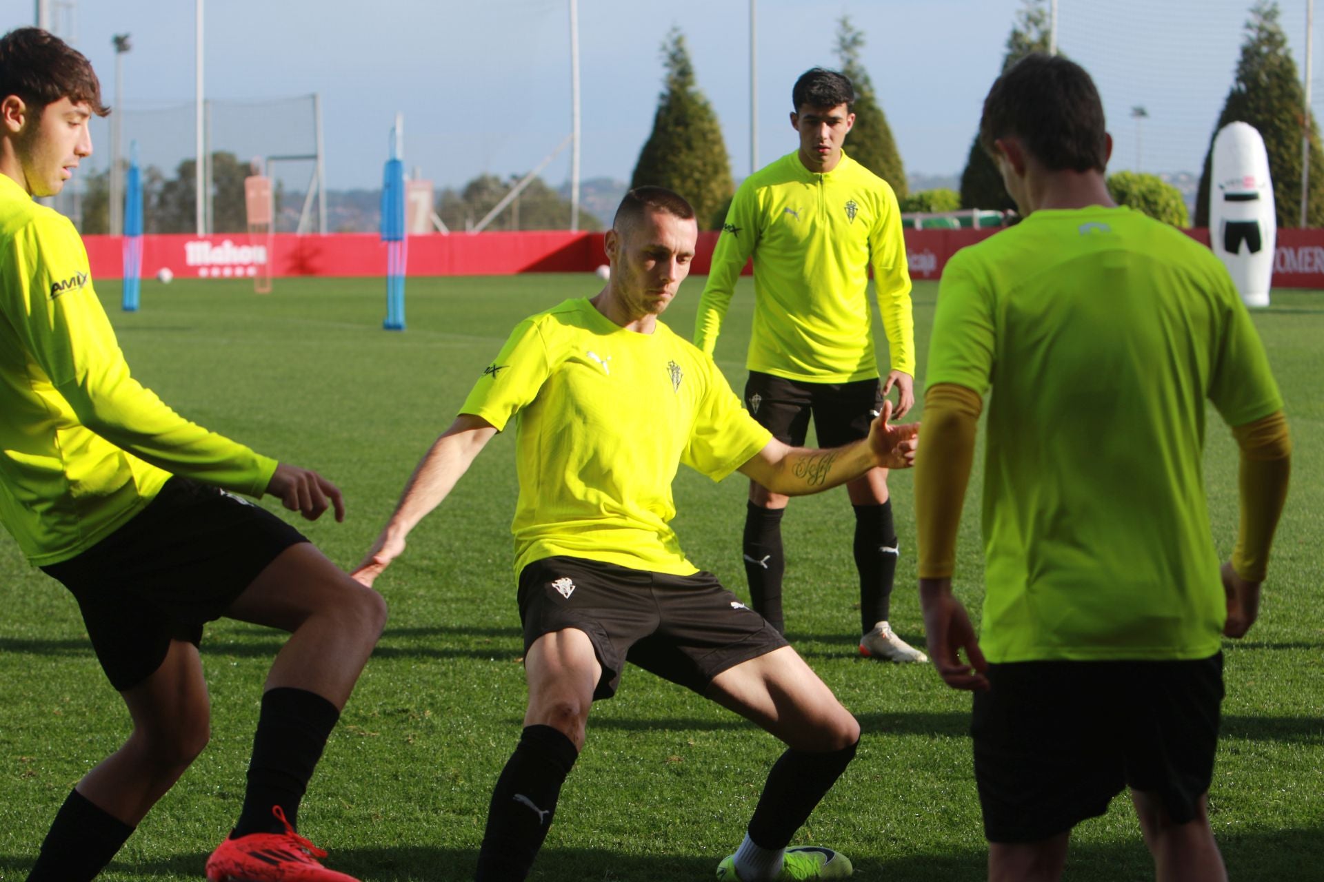 El Sporting se entrena en Mareo con la vista puesta en Riazor