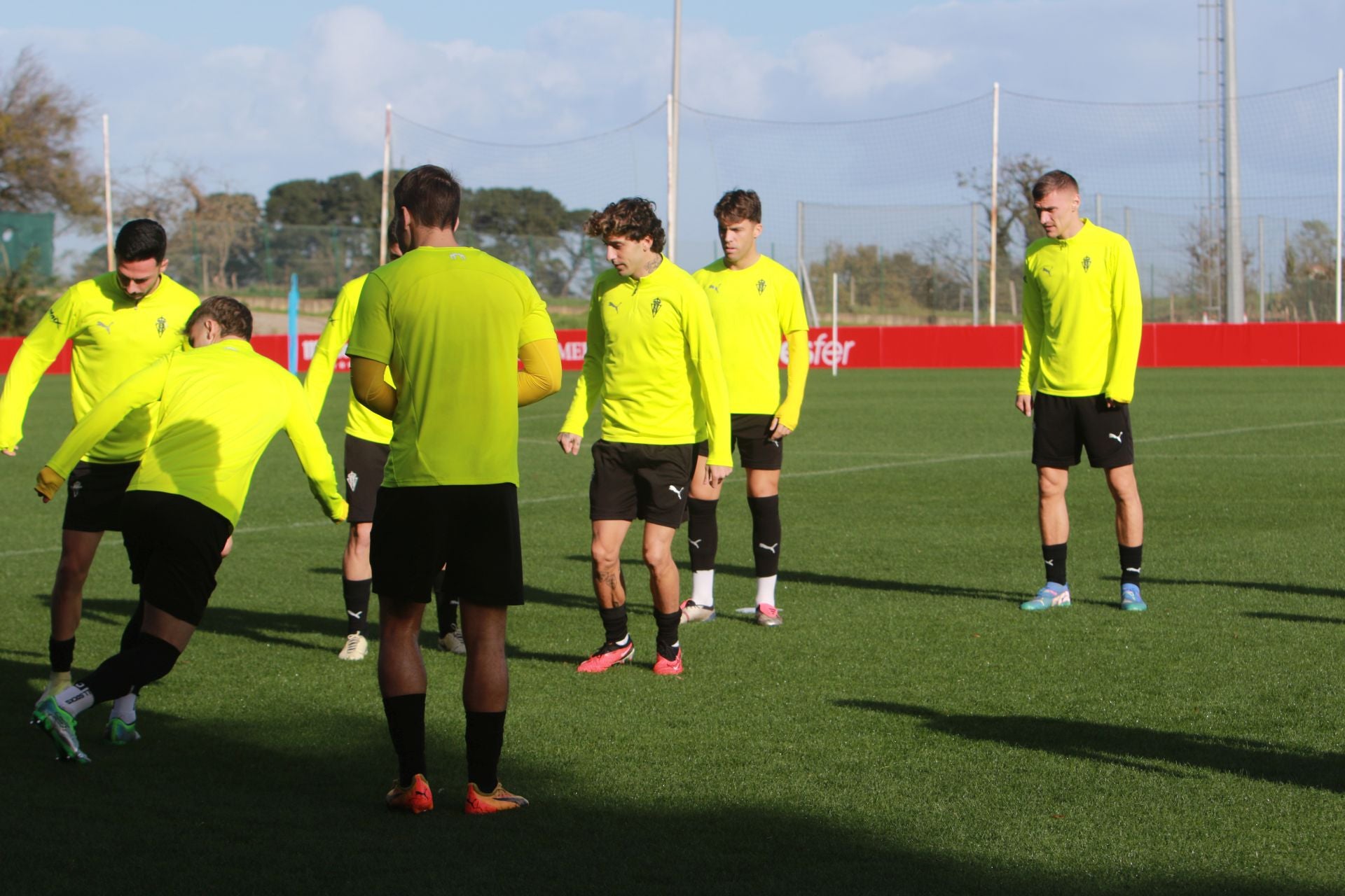 El Sporting se entrena en Mareo con la vista puesta en Riazor