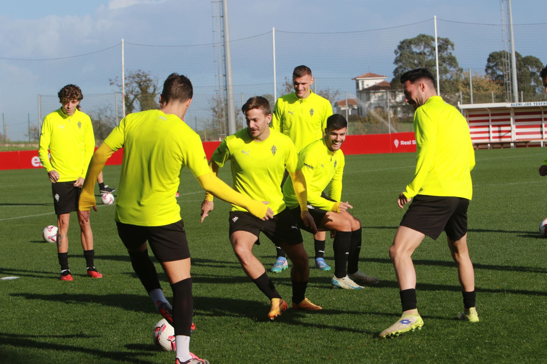 El Sporting se entrena en Mareo con la vista puesta en Riazor