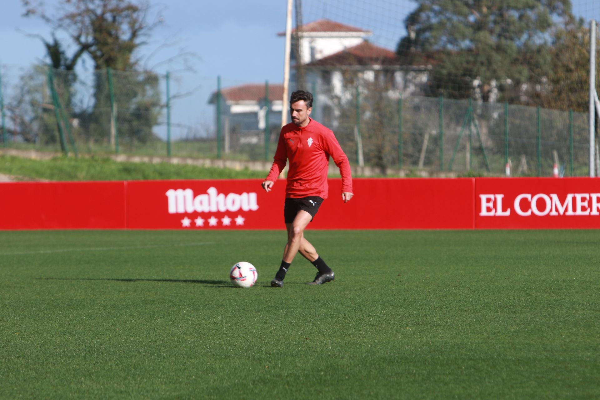 El Sporting se entrena en Mareo con la vista puesta en Riazor