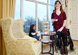 Jyoti Amge y Rumeysa Gelgi toman el té en el Hotel Savoy.