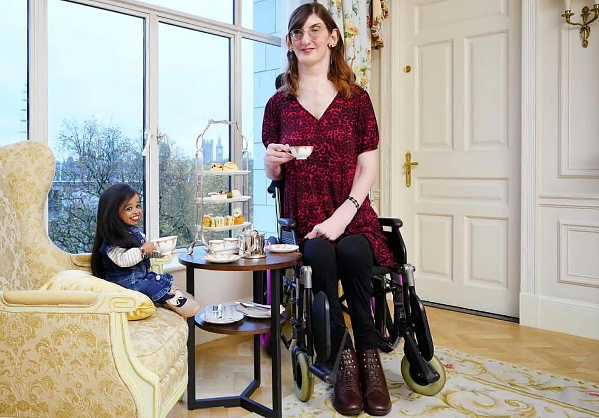 Jyoti Amge y Rumeysa Gelgi toman el té en el Hotel Savoy.