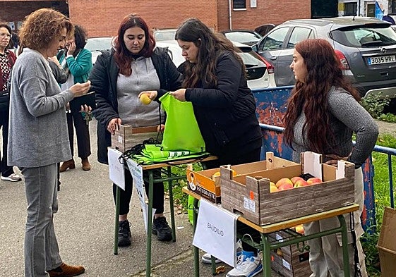 Alumnos del colegio Baudilio Arce y el IES Fleming en el mercadillo organizado con motivo de la Semana Europea de la Prevención de Residuos.