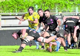 El capitán del Pasek Belenos, Juan Aristemuño, en el último partido del conjunto de Avilés en Zarautz.