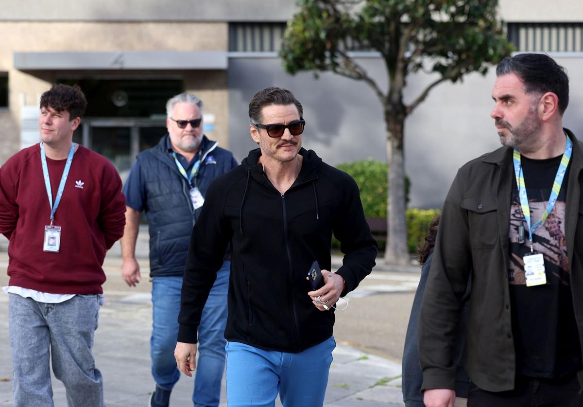 El actor Pedro Pascal, con el móvil en la mano tras sacar fotografías del Palacio de Congresos de Oviedo.