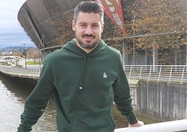El exfutbolista del Sporting de Gijón Roberto Canella, ayer, frente al estadio El Molinón.