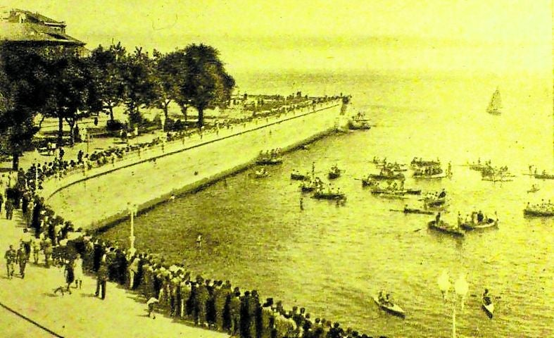 1943. Regata de piraguas con el solar lleno de escombros de la primitiva iglesia de San Pedro sin empezar a reconstruirse.