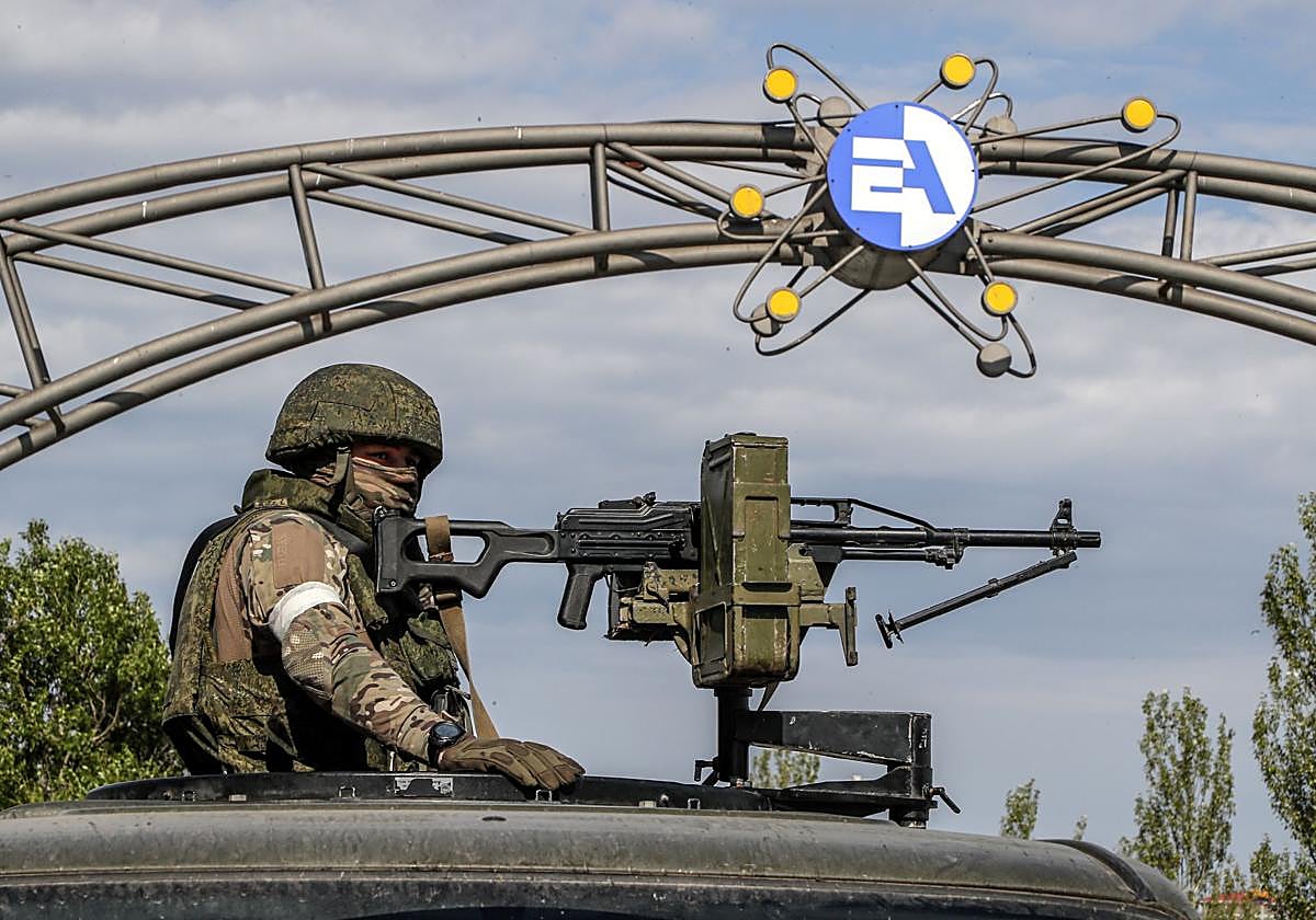 Un soldado ruso, en las inmediaciones de la ciudad ucraniana de Mariupol.