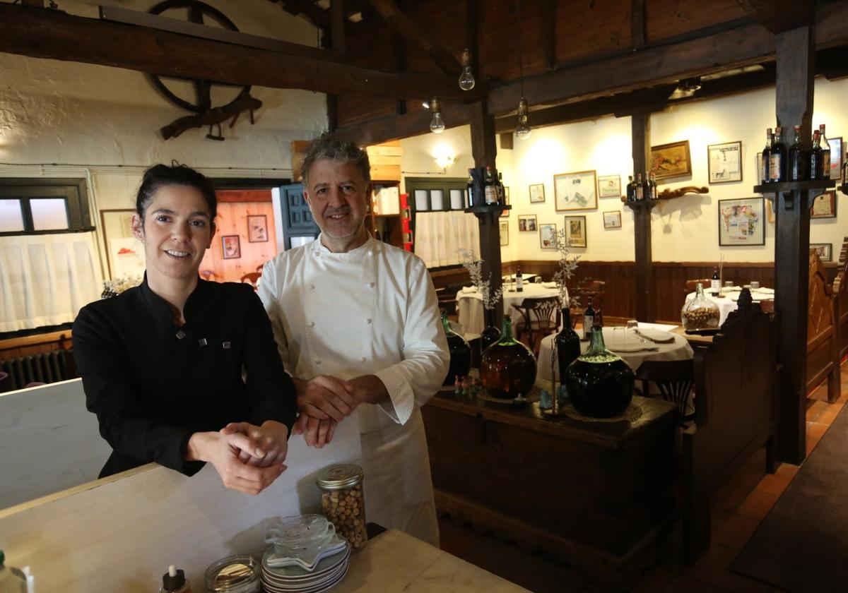 Sara Izquierdo y Amado Alonso, en el comedor.