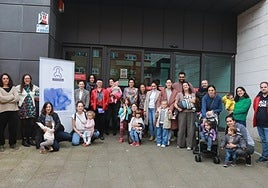 Miembros de la asociación Amamantar posan ante el centro municipal de El Llano.