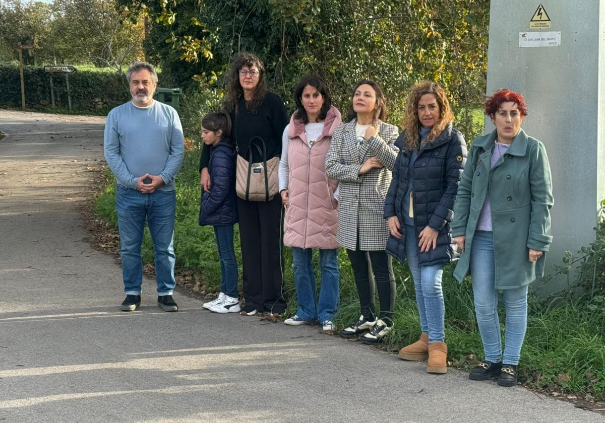 Juan Luis Berros, portavoz del PP, con Covadonga Cimadevilla y Carmen García, de las familias afectadas, y los ediles Natalia González, Graciela Velasco y Ana Carmen Yáñez.