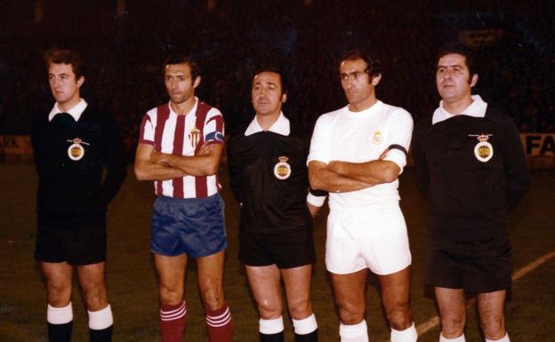 Quini y Pirri, capitanes de aquel duelo. En medio, el arbitro Jesús Ausocúa Sanz.
