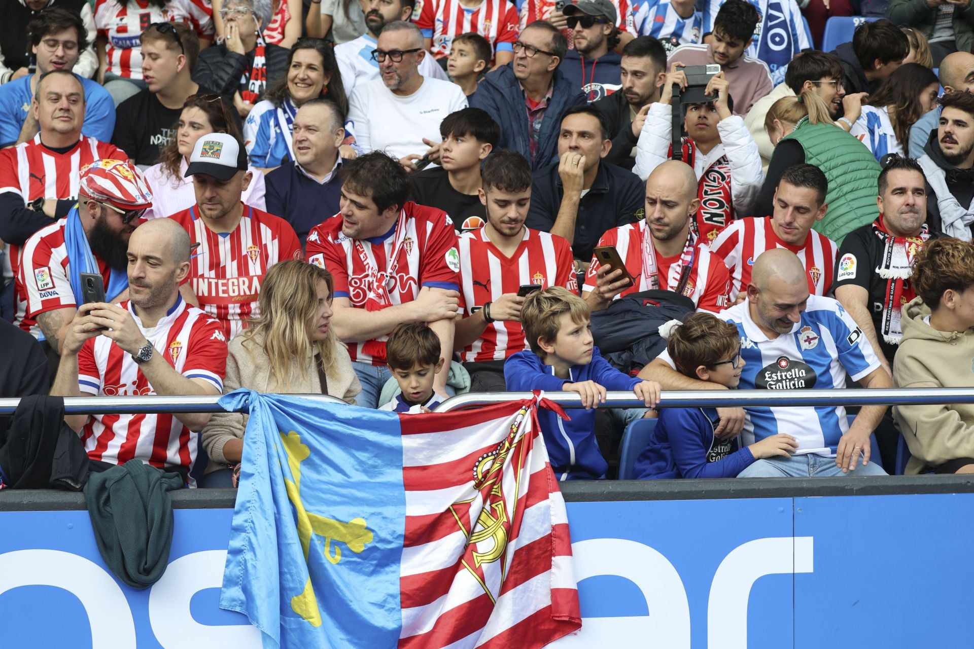 ¿Estuviste en Riazor animando al Sporting? ¡Búscate!