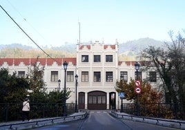 La entrada principal de la fábrica de armas de Trubia.