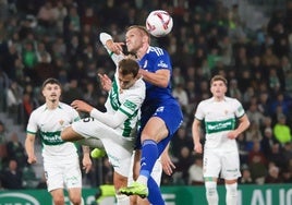 Alemao pugna por un balón aéreo.