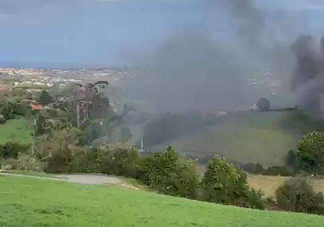 Incendio en una finca de Castiello, en el camino del Cotarón.