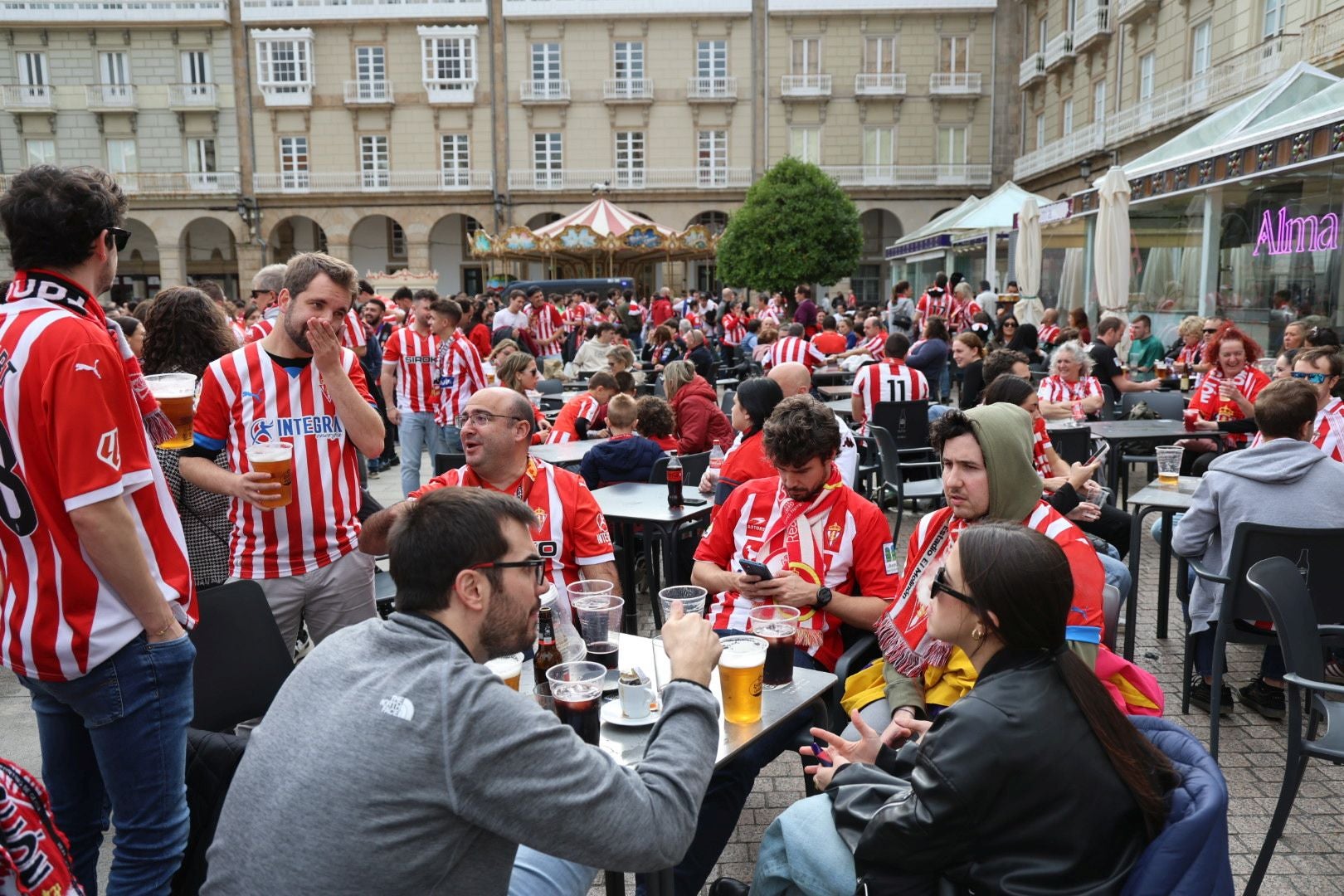 La &#039;Mareona&#039; pone el ambiente antes del Deportivo de La Coruña-Sporting de Gijón