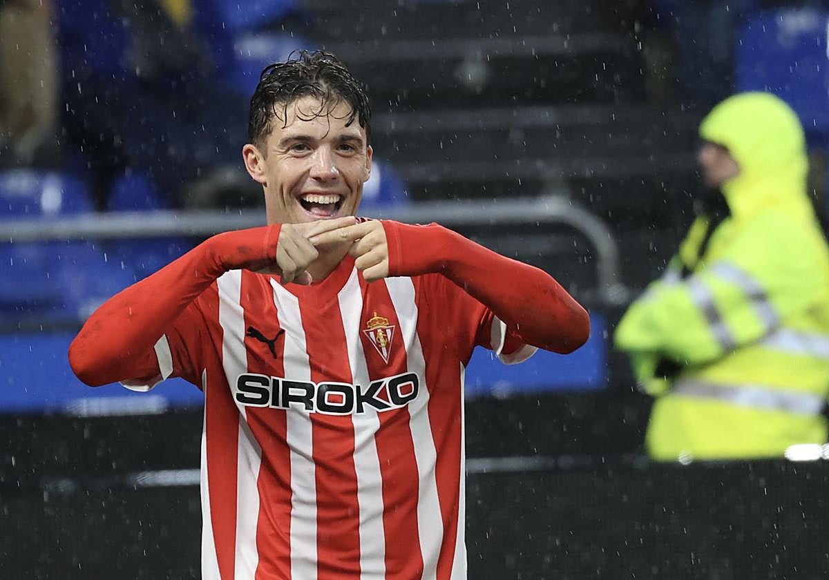 Nacho Méndez celebra el gol del Sporting.