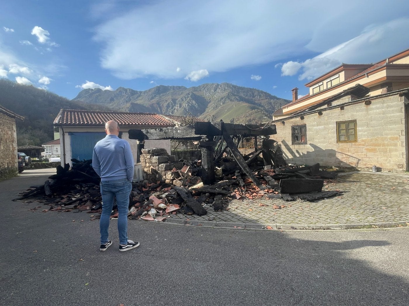 Las llamas destruyeron un hórreo en Rioseco que se encontraba muy próximo a las viviendas.