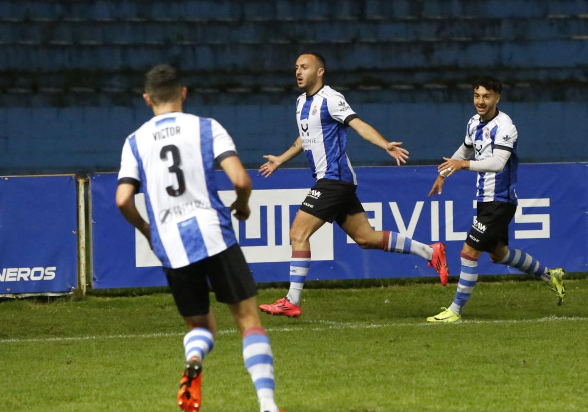 Santamaría celebra su gol tras una magnífica asistencia de Viti.