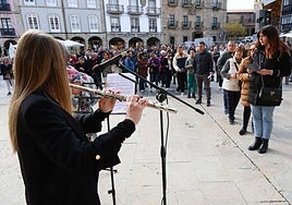 La flautista Claudia Gómez Romero interpreta un adagio de Roudet durante la lectura de los nombres de las mujeres asesinadas este año.