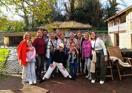 Reunión familiar en la casa de Villalegre, en Avilés, en la que vivieron sus abuelos.