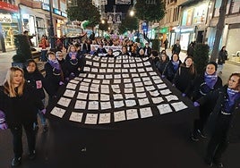 La pancarta que preside la manifestación por las calles de Oviedo contra la violencia machista.