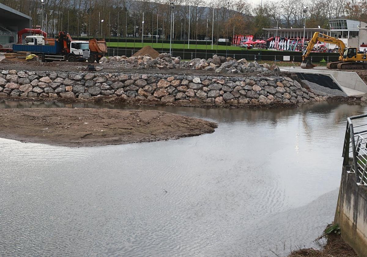 Escolleras de construcción de los ríos Piles y Peñafrancia junto al complejo deportivo de Las Mestas, en Gijón.