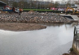 Escolleras de construcción de los ríos Piles y Peñafrancia junto al complejo deportivo de Las Mestas, en Gijón.