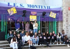 Alumnas del IES Montevil de Gijón se concentraron esta mañana por el 25N.