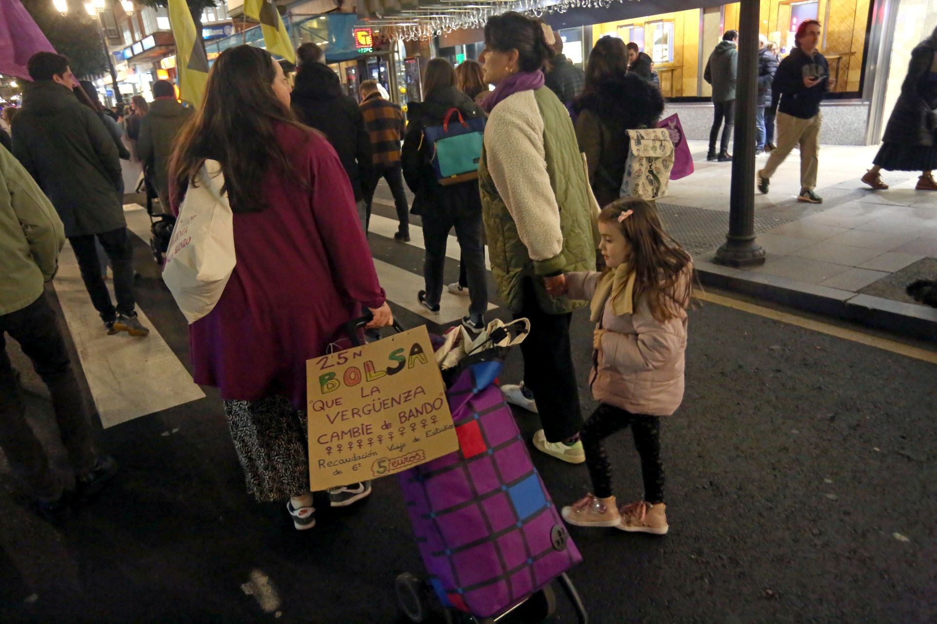 Las calles de Oviedo se llenan por la eliminación de la violencia contra las mujeres