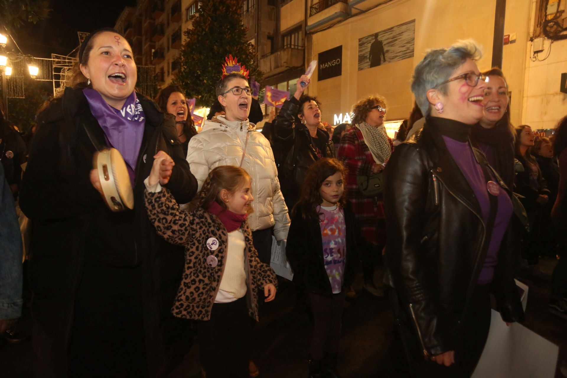 Las calles de Oviedo se llenan por la eliminación de la violencia contra las mujeres