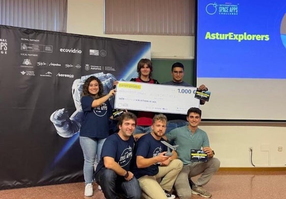 El equipo AsturExplorers tras recibir el premio de ganadores locales de Gijón