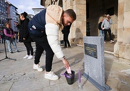 Concentración contra la violencia de género frente al Ayuntamiento de Avilés.