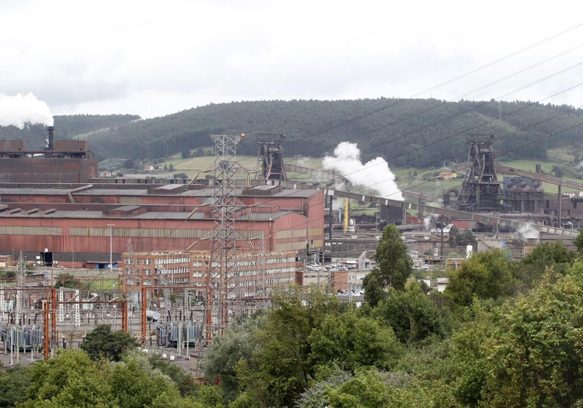 La acería de Gijón, en la que se construye el nuevo horno híbrido, con los dos hornos altos al fondo.