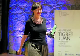 la escritora cántabra Bárbara Mingo estuvo en el Auditorio de Oviedo para recoger su galardón como ganadora del Premio Tigre Juan.