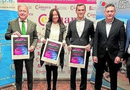 Mario Cueto y Álvaro Alonso, de la Cámara de Comercio; Isabel Barja, secretaria general de Aspa, y Miguel Pérez Carballo, presidente; Luis Ardit, del grupo Resnova, y Adolfo Valle, del grupo Valgisa, durante la presentación de la V Feria del Vehículo Seminuevo de Gijón.