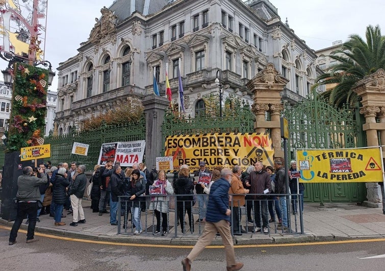 Los vecinos de Lada, concentrados en Oviedo ante la Junta General.